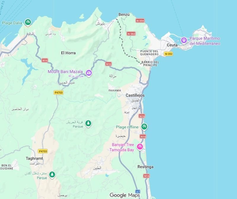 Una mano en primer plano sostiene un teléfono inteligente que muestra la aplicación Google Maps, con la frontera entre Ceuta y Marruecos visible como una línea discontinua. En el fondo, un amplio plano aéreo captura el paisaje real de la frontera de Ceuta con sus vallas perimétricas y la costa de Marruecos bajo un cielo despejado. El titular "¿POLÉMICA EN EL MAPA? LA UE INVESTIGA A GOOGLE MAPS" se muestra prominentemente arriba.