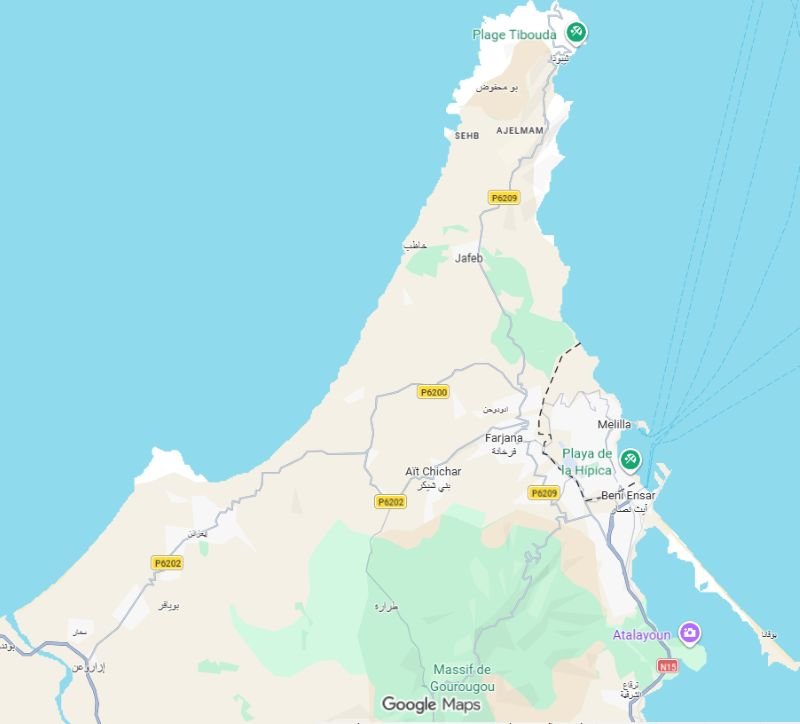 Captura de pantalla de un mapa de Google Maps que muestra la frontera terrestre entre Melilla y Marruecos marcada con una línea discontinua de puntos negros. En el mapa figuran zonas como Farjana, Beni Ensar y la Playa de la Hípica. 