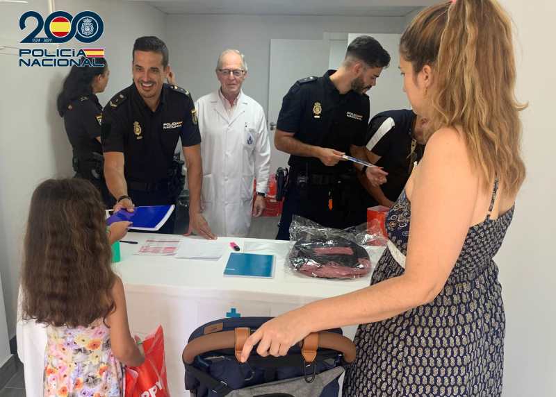 Un comienzo de curso con futuro: La Policía Nacional y la Obra Social de San Juan Grande garantizan el material escolar a 60 familias