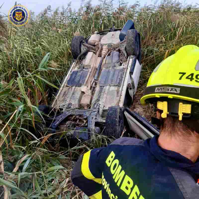 Bomberos de Jerez rescatan a un herido tras espectacular accidente en la CA-4102