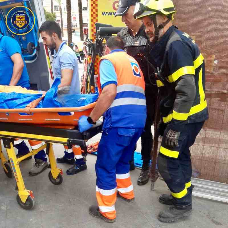 Bomberos de Jerez rescatan a un trabajador atrapado en una obra