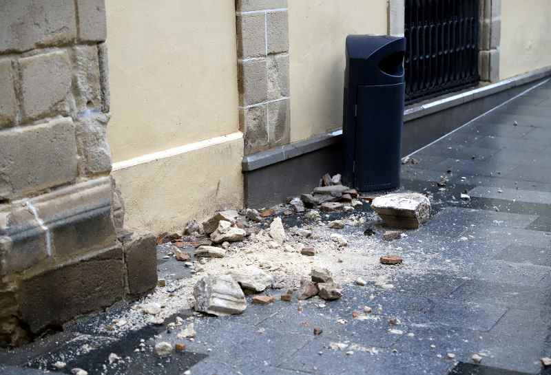 Susto matutino en Jerez: Un sillar cae de la cornisa del Ayuntamiento. La ciudad se despierta con un susto