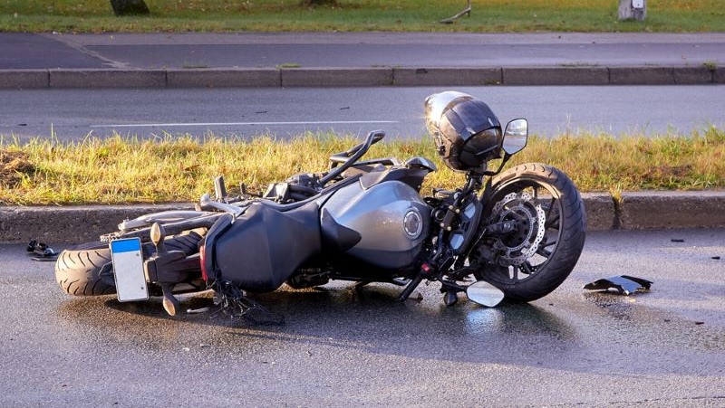 ¿Qué causó el fatal desenlace? Motorista muere tras impactar contra un banco