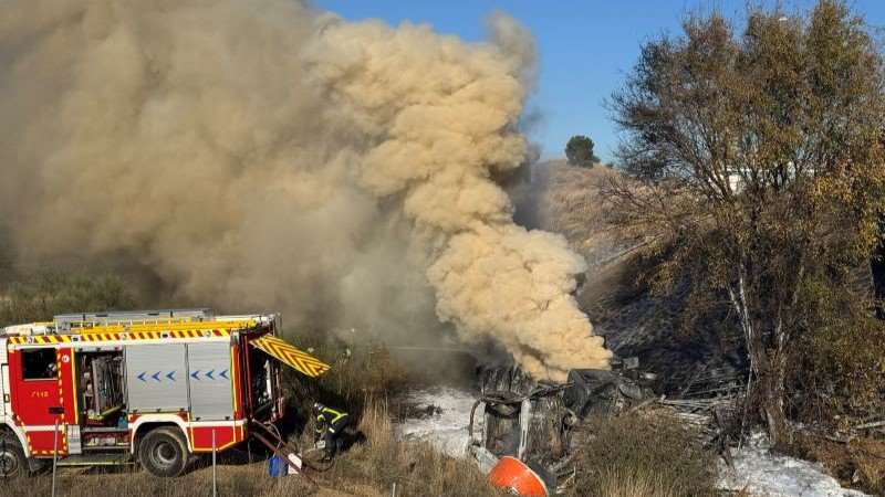 Dos camiones en llamas paralizan el tráfico y mantienen en vilo a los servicios de emergencia