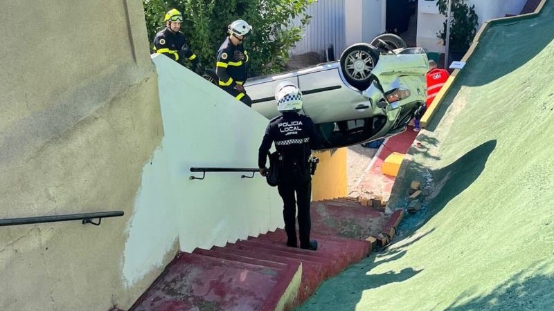 Vídeo | Bomberos de Jerez protagonizan un rescate de película tras la caída de un vehículo