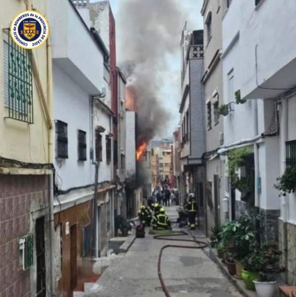 Alarma en Algeciras: incendio en vivienda este domingo. Bomberos se desplazaron al lugar para controlar las llamas