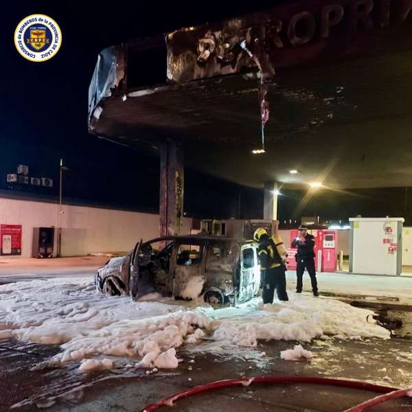 Alarma en Chiclana. Un turismo en llamas en la gasolinera de la Avenida del Mueble. Los bomberos actuaron rápidamente para controlar el fuego