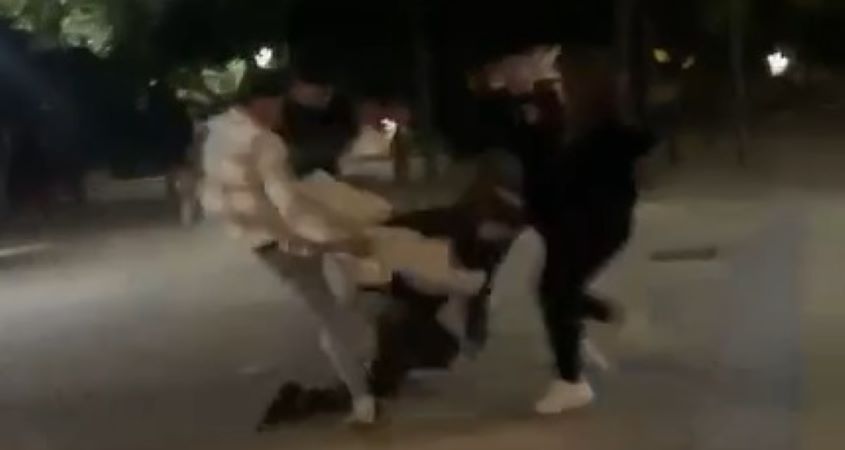 Indignación en Jerez tras una paliza brutal. Un vídeo muestra una paliza a un joven durante las Zambombas. La ciudad clama justicia