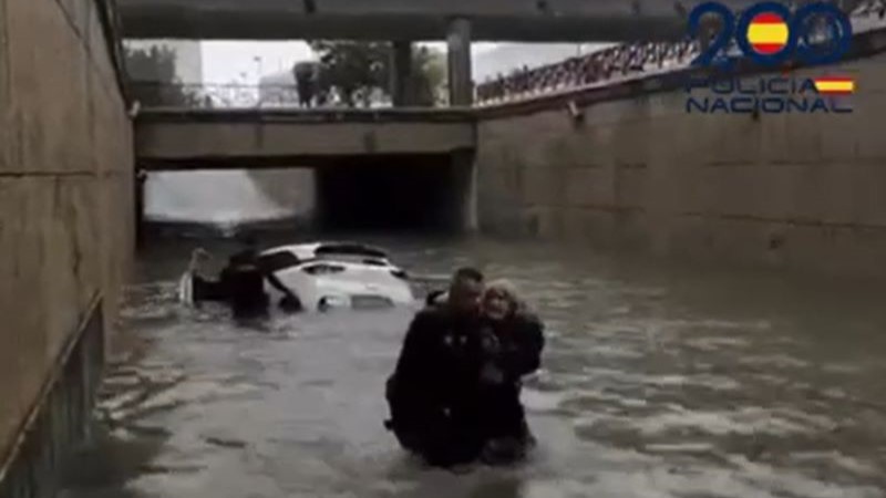 Una vecina de Jerez agradece a la Policía Nacional su heroica acción durante la DANA, rescatándola de las aguas ¡Un emotivo encuentro!