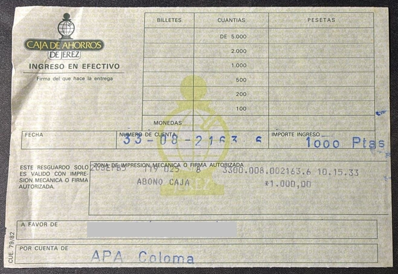 Resguardo de ingreso en efectivo de la Caja de Ahorros de Jerez de mayo de 1982 sobre un mostrador de madera.