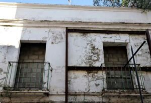 Policía Local e Infraestructuras tapian una finca abandonada en la calle Merced