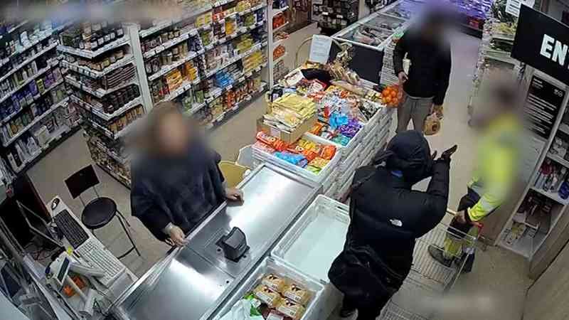 Atraco a mano armada: Dos detenidos por asaltar una tienda y robar más de 2.100€