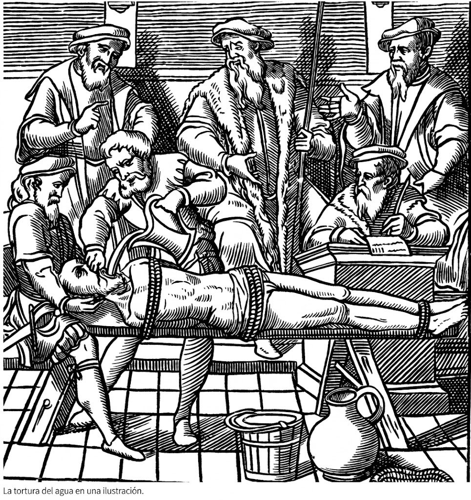Grabado histórico restaurado en alta resolución que representa la tortura del agua en la época medieval, mostrando a varios hombres inmovilizando e interrogando a un prisionero para la noticia en jerezsinfronteras.es.