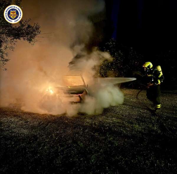 Bomberos de Chiclana extinguen un incendio de vehículo en el Camino de la Encina