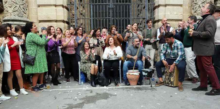 Jerez de la Frontera vibró con la magia de la Navidad. El pasado sábado, las tradicionales zambombas jerezanas llenaron las calles de un ambiente festivo único, demostrando una vez más que la tradición sigue viva y fuerte