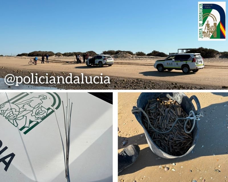 Agentes de la Policía Adscrita y un capazo repleto de muergos decomisados junto a varillas de marisqueo en la playa de Valdelagrana.