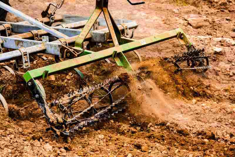 Drama en Navidad: Un accidente mortal con un tractor empaña las fiestas navideñas. Una mujer sufre una crisis nerviosa tras el suceso