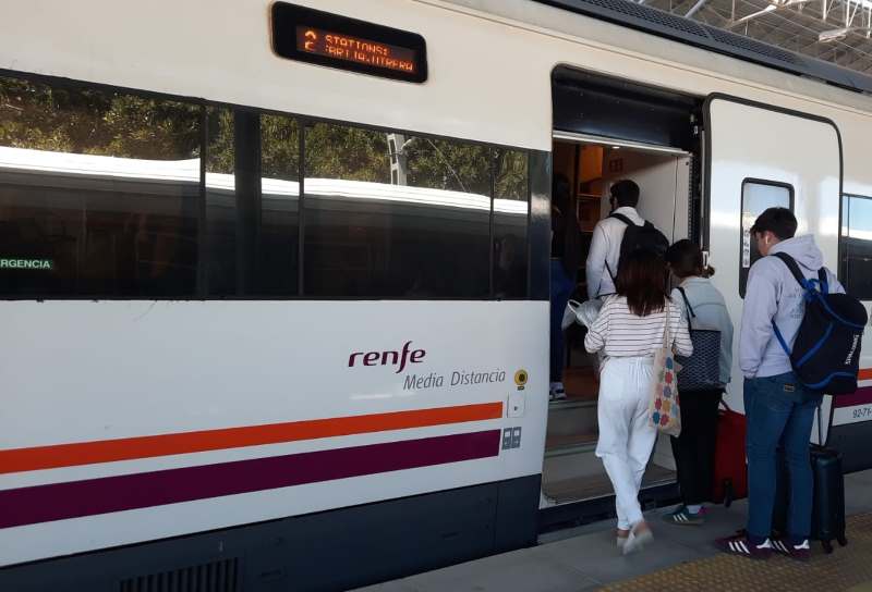 Puente de la Constitución: Renfe refuerza sus conexiones entre Cádiz, Jerez y Sevilla con 4.500 plazas adicionales. ¡No te quedes sin tu asiento!