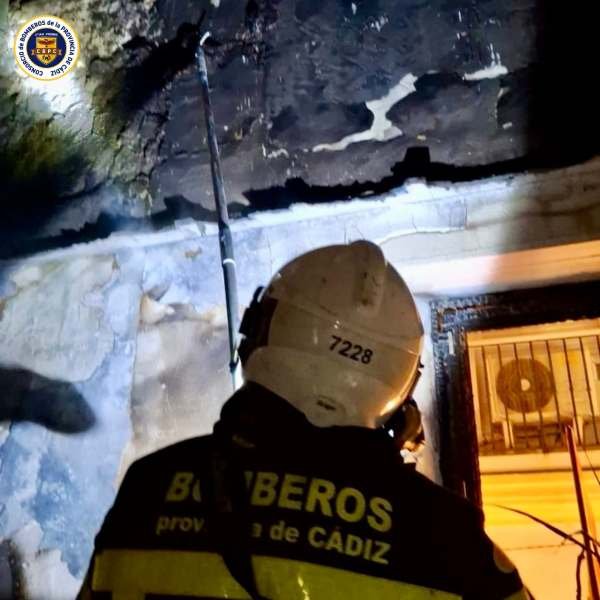 Drama en Cádiz: un incendio deja a un anciano herido y una vivienda destruida