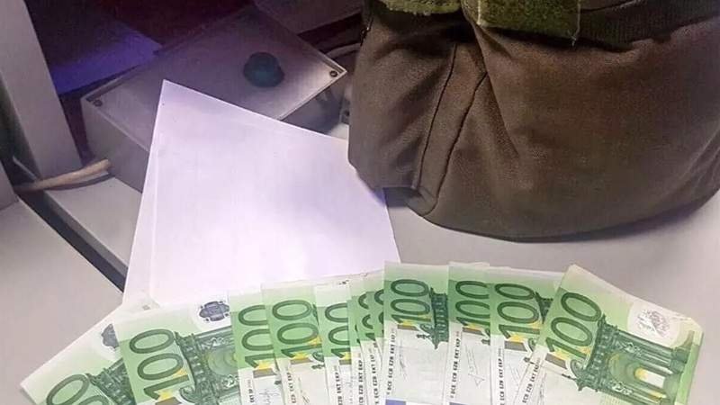 Una jerezana encuentra una mochila con 2.700 euros y la entrega a la policía