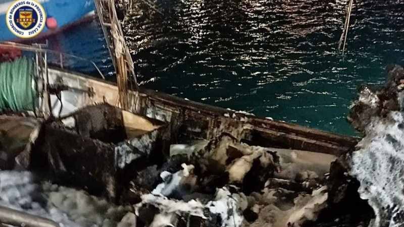 Susto en la costa: Barco en llamas controlado por bomberos