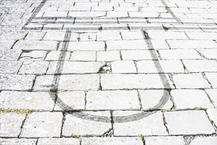 Plano de montea en el suelo que muestra la forma de una estructura arquitectónica compleja.