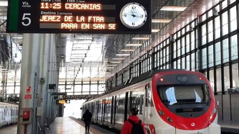 Carnaval de Cádiz 2025: ¡Deja el coche en casa y coge el tren!