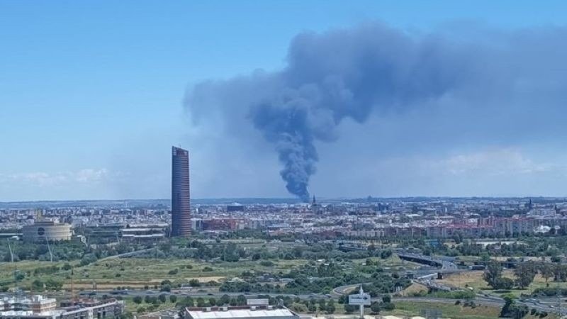 Grave incendio industrial Sevilla: Alerta a la población por el humo. Todos los detalles