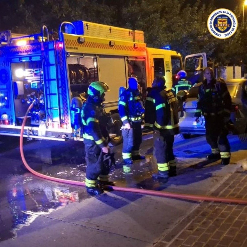 Jerez: incendio en garaje de Santa Josefina arrasa 3 coches