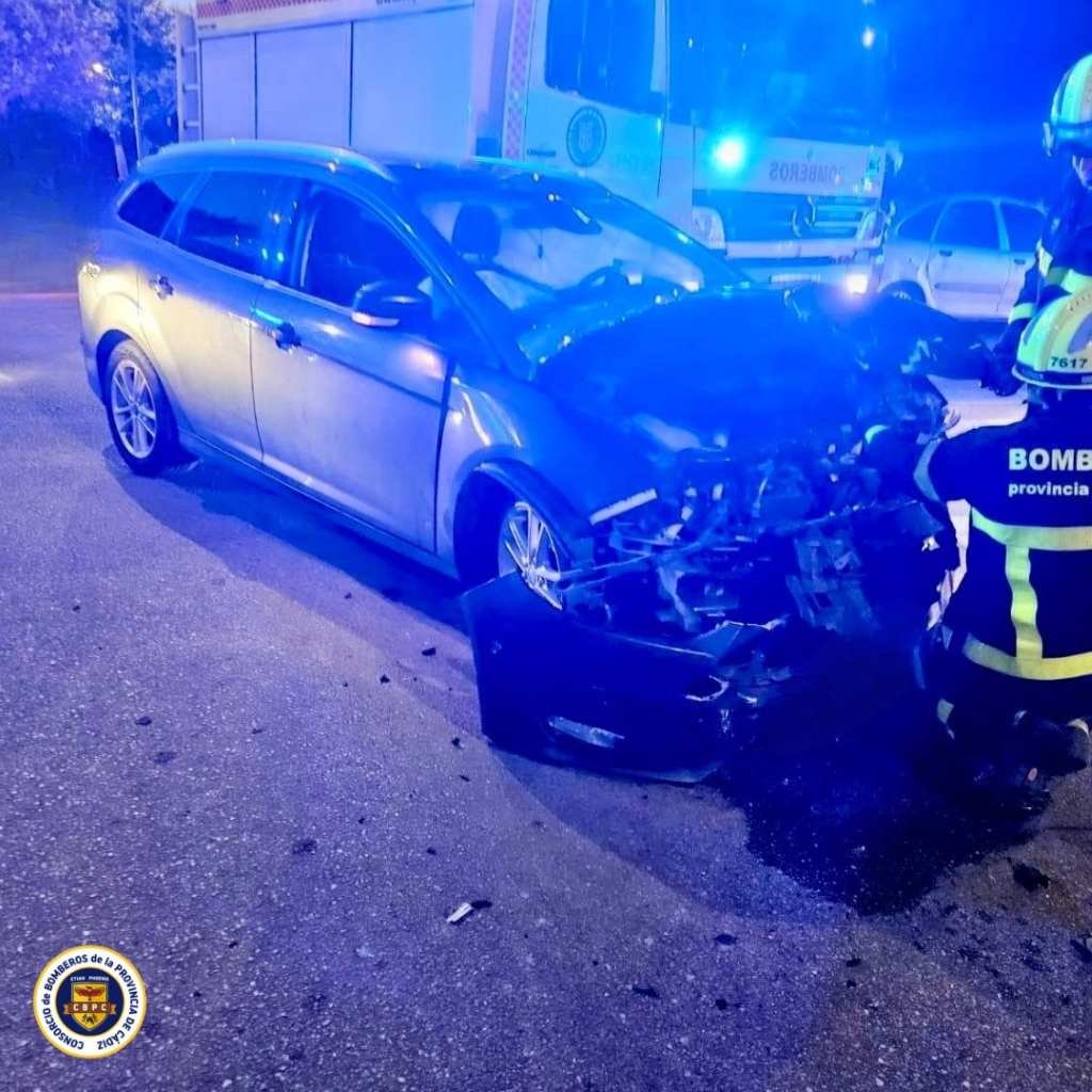 Aparatoso accidente en Cádiz deja 2 heridos y moviliza emergencias