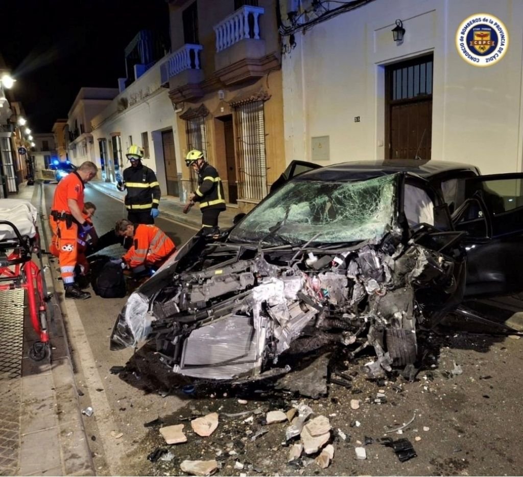 Accidente en Chipiona: coche impacta contra vivienda