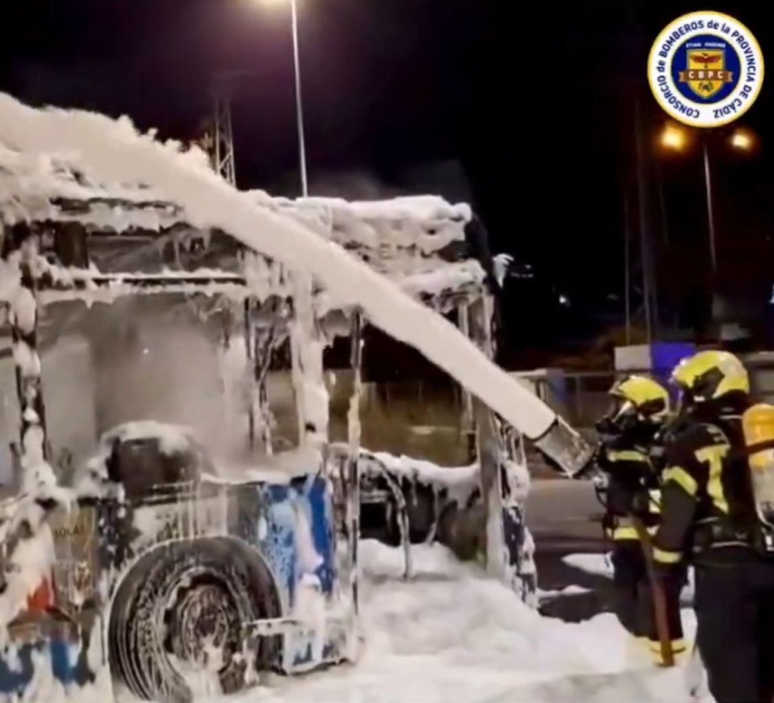 Intervención urgente de bomberos de Jerez por un incendio en autobús