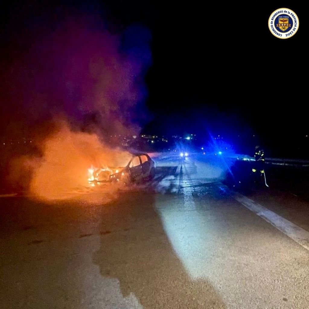 Incendio de vehículo en A-2226: rápida intervención de los bomberos