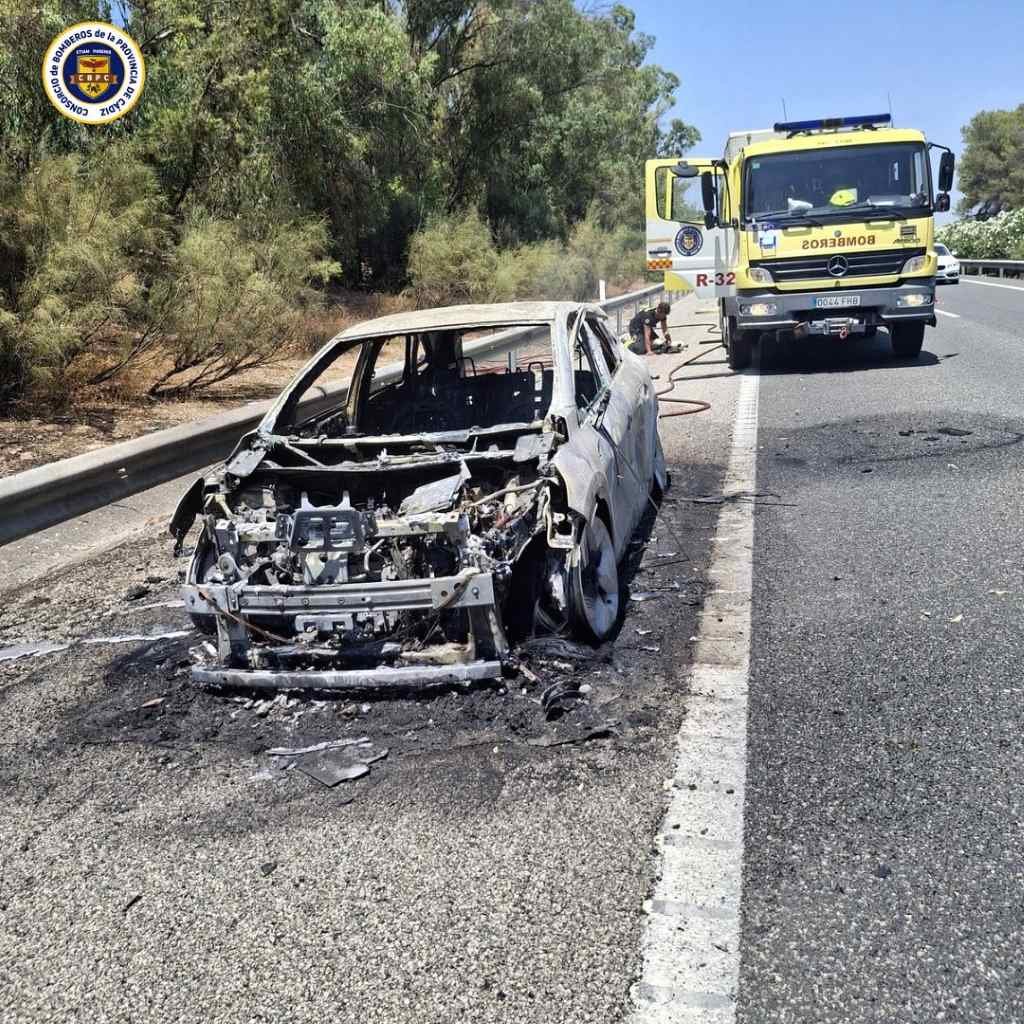 incendio de vehículo en la AP-4 afecta a pastos cercanos a Jerez