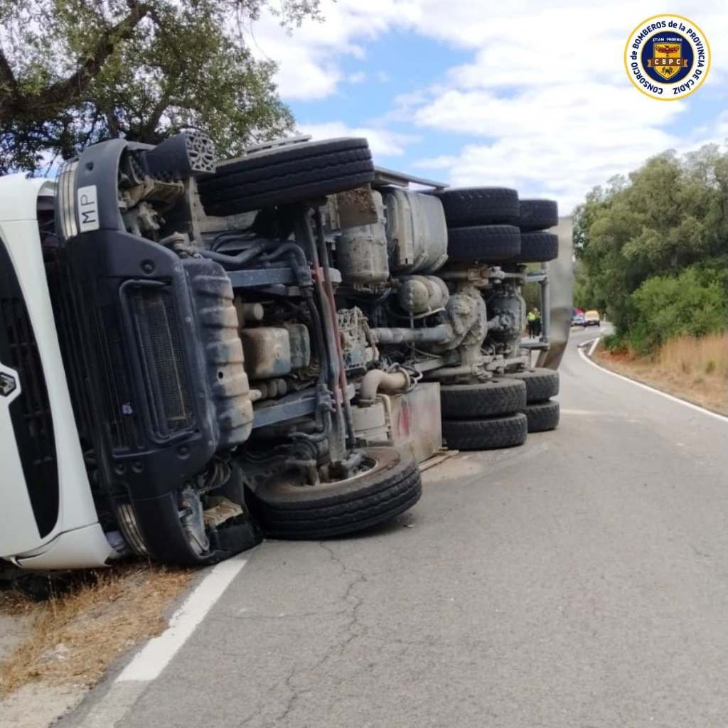 Vuelco de camión con 7000 litros de gasoil en la A-2828