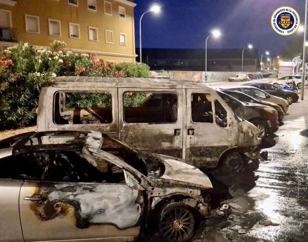 Tres coches afectados por incendio en Puerto Real