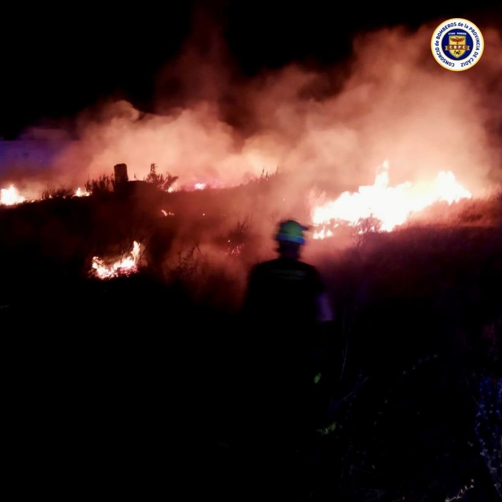 Amplia movilización de emergencia para sofocar un incendio en Chiclana