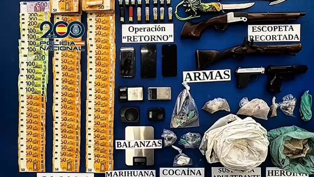 Agentes de la Policía Nacional con el material incautado en la Operación Retorno en Jerez, incluyendo dinero en efectivo, armas de fuego, armas blancas, sustancias estupefacientes y balanzas de precisión (tráfico de drogas Jerez)