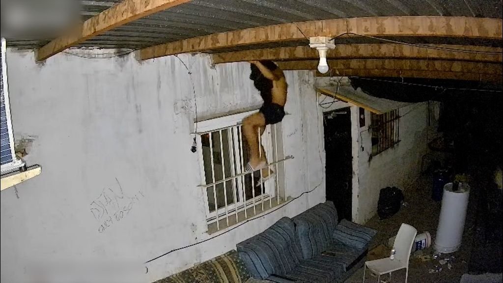 La increíble forma en que un ladrón fue detenido por robo: se coló por las rejas de una ventana