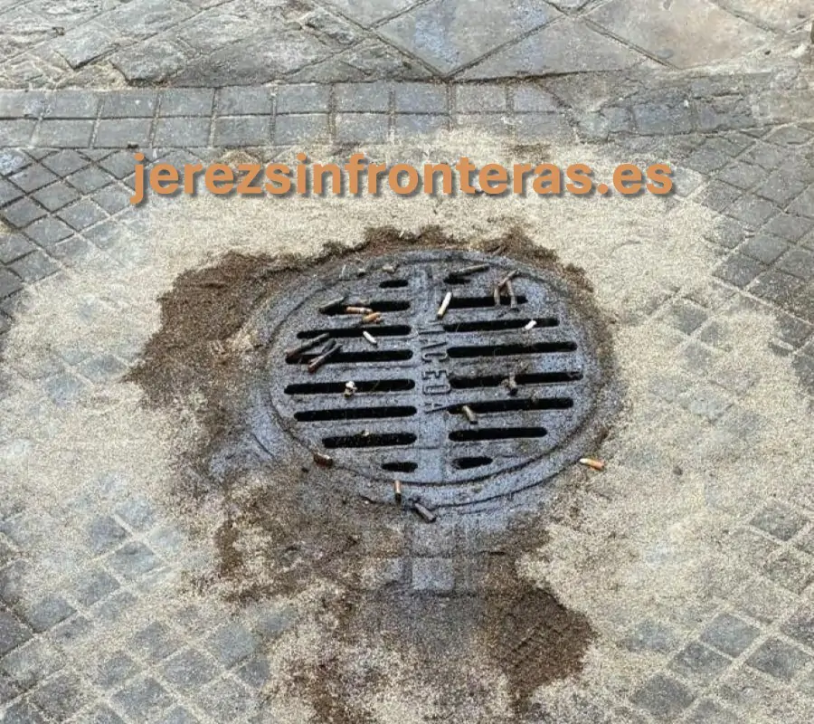 Un ‘vertedero’ en pleno centro: La peligrosa práctica de arrojar aceite usado y colillas a la calle Nogal de Jerez desata la indignación vecinal y causa un accidente