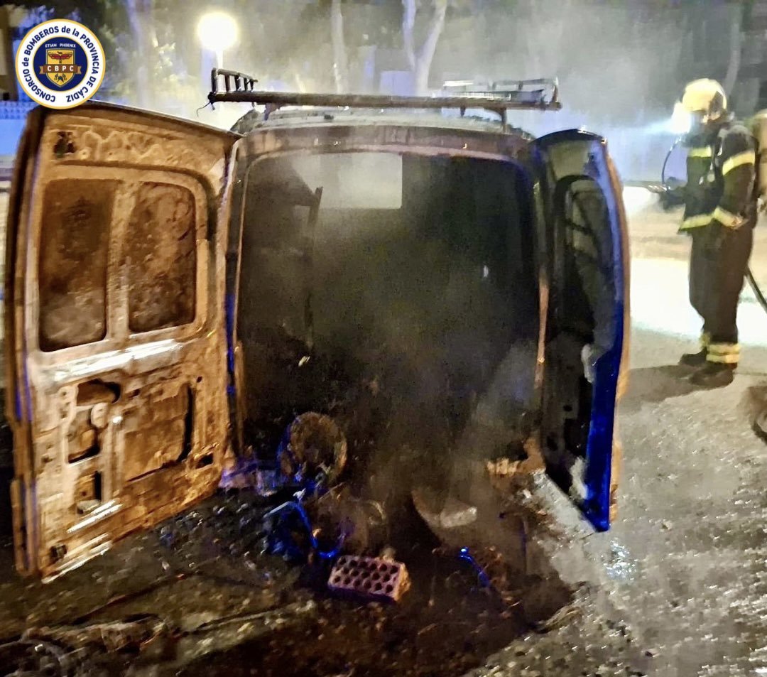 Doble emergencia en la madrugada: Los bomberos sofocan dos incendios casi simultáneos