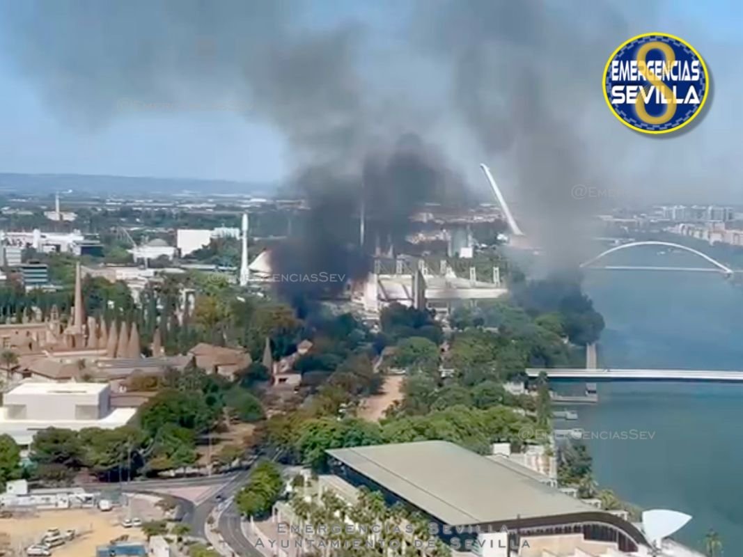 Doble golpe de fuego en Sevilla: Bomberos controlan dos incendios en un mismo día en la capital y en una fábrica de la provincia