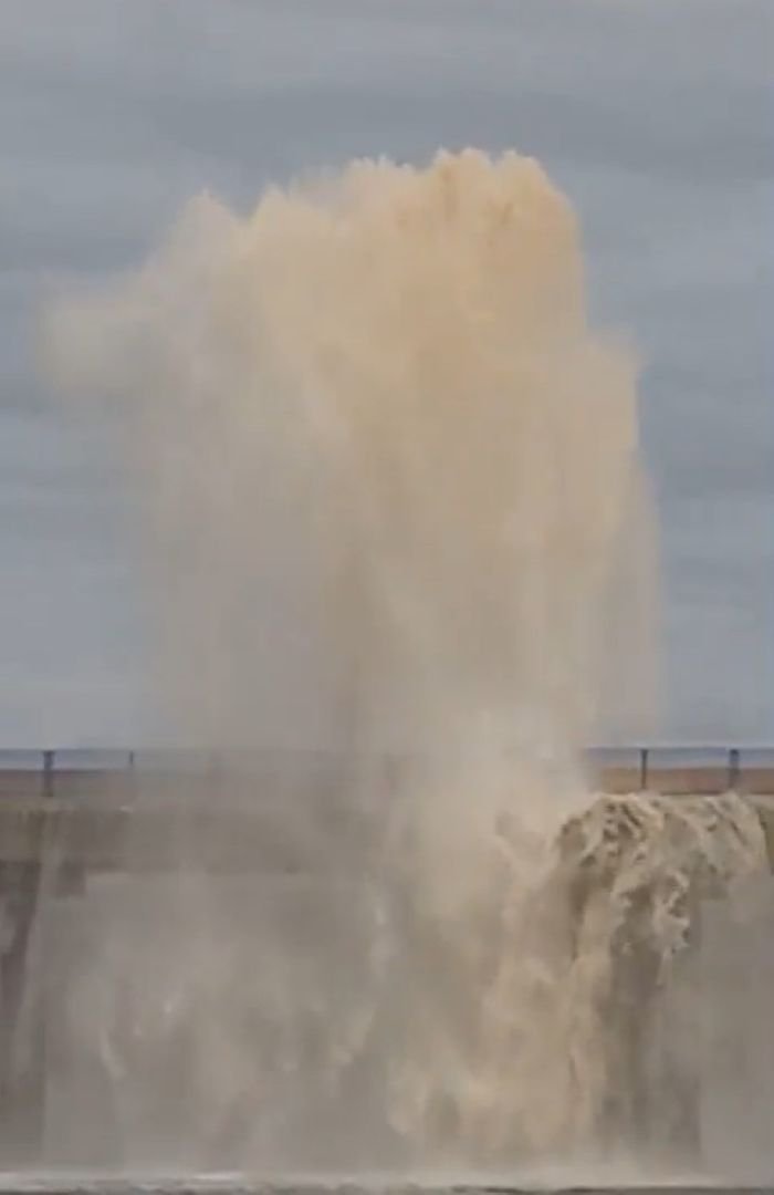 ESPECTACULAR: Una rotura en una tubería de un puente en Huelva provoca un chorro de agua visible a kilómetros