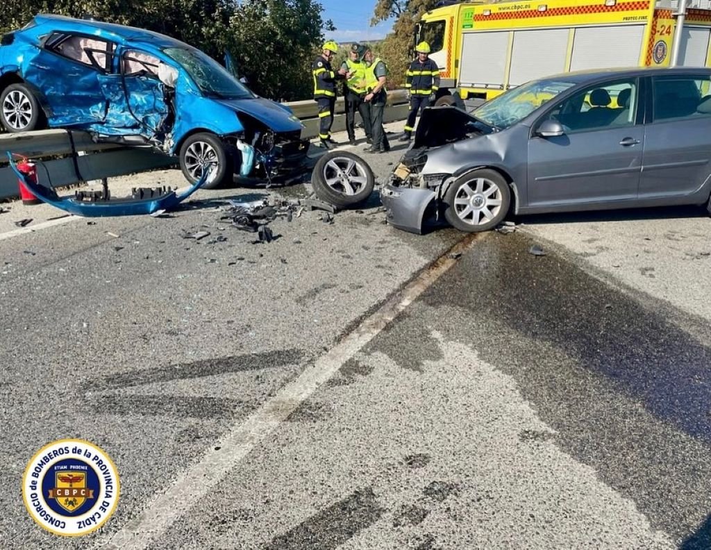 Triple colisión en la A-384: Cuatro heridos, incluido un menor, en un brutal accidente de tráfico entre Arcos y Bornos