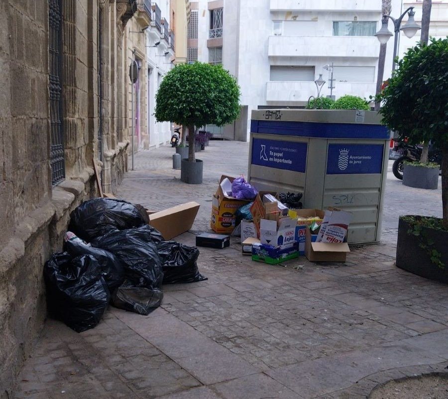 Jerez 2031 y la Paradoja de la Basura en la Plaza del Progreso: ¿Ciudad Cultural o Vertedero Urbano?