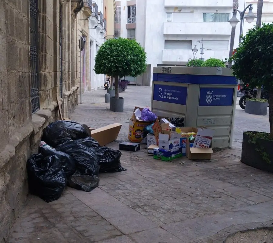 Jerez 2031 y la Paradoja de la Basura en la Plaza del Progreso: ¿Ciudad Cultural o Vertedero Urbano?