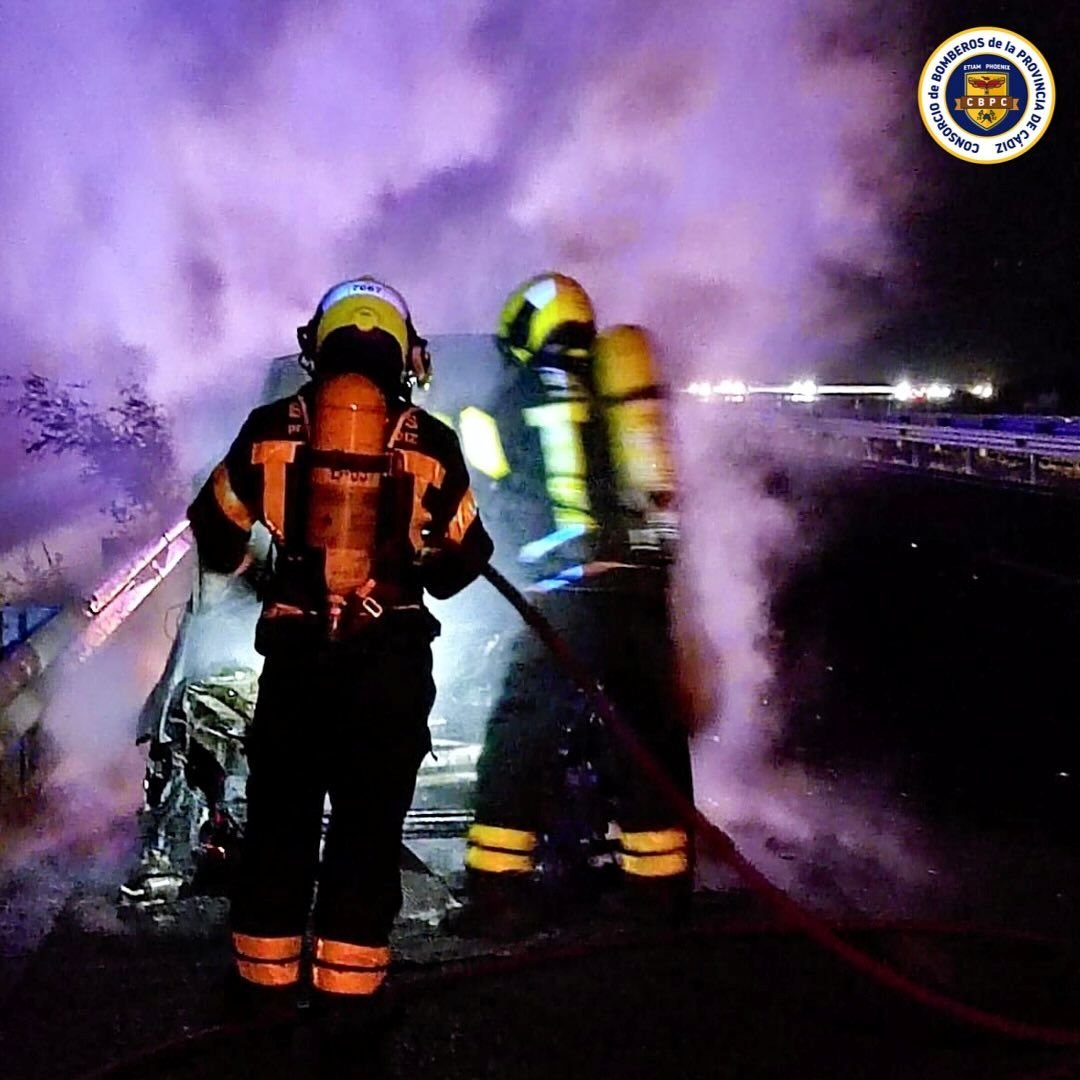 De película: Los Bomberos de El Puerto sofocan un virulento incendio de coche en la AP-4 ¡quedó reducido a cenizas!