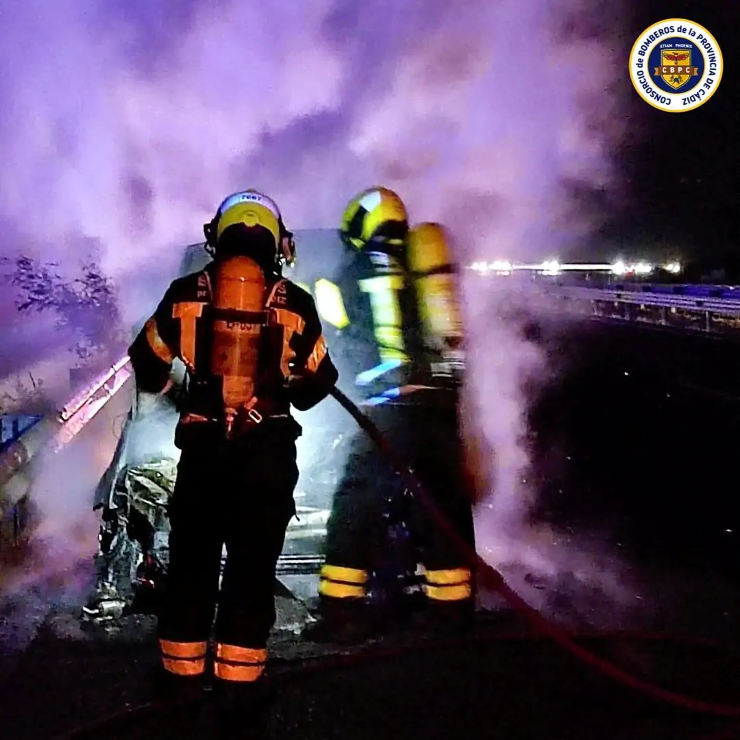 De película: Los Bomberos de El Puerto sofocan un virulento incendio de coche en la AP-4 ¡quedó reducido a cenizas!