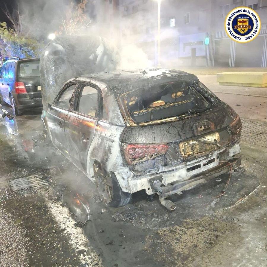 La rápida acción de los Bomberos de Jerez salva varios coches