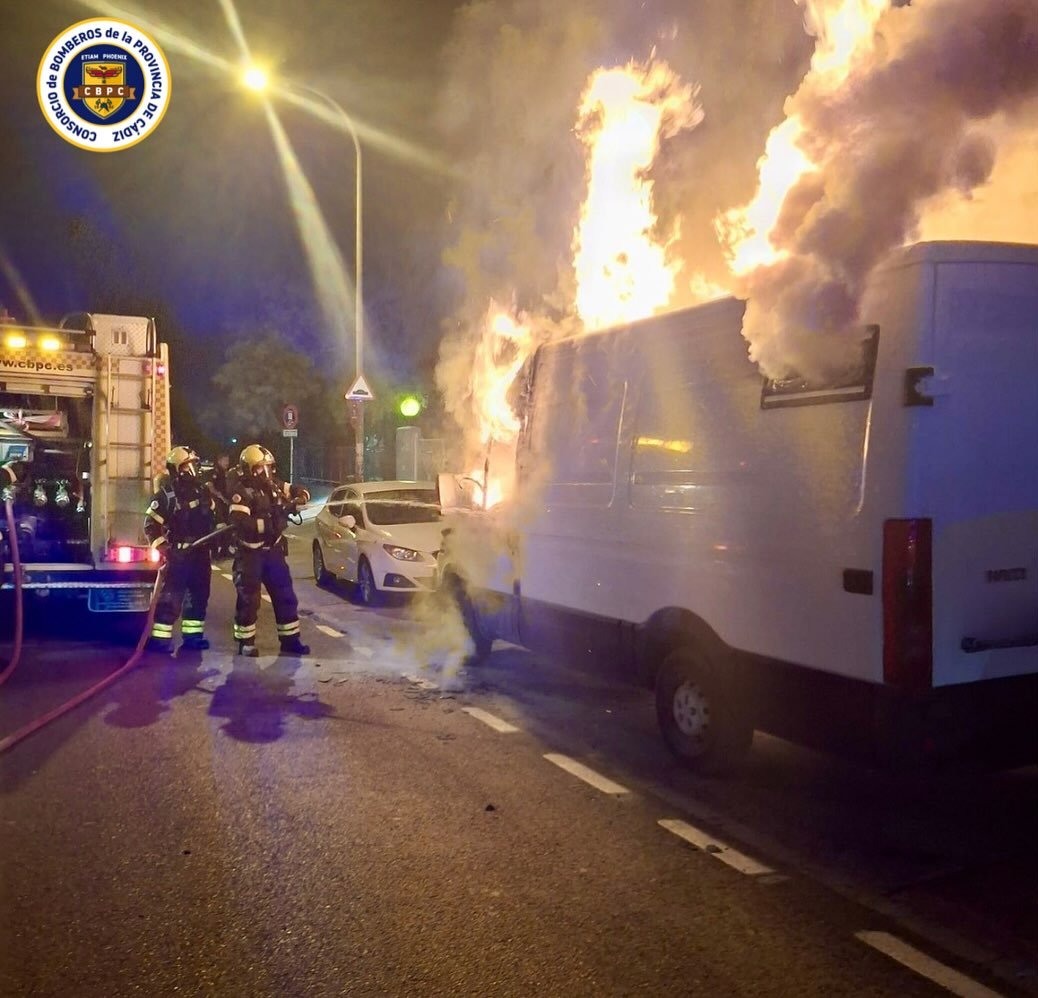 ¡Alarma en la madrugada! Un devastador incendio de furgoneta calcina el vehículo por completo en Jerez